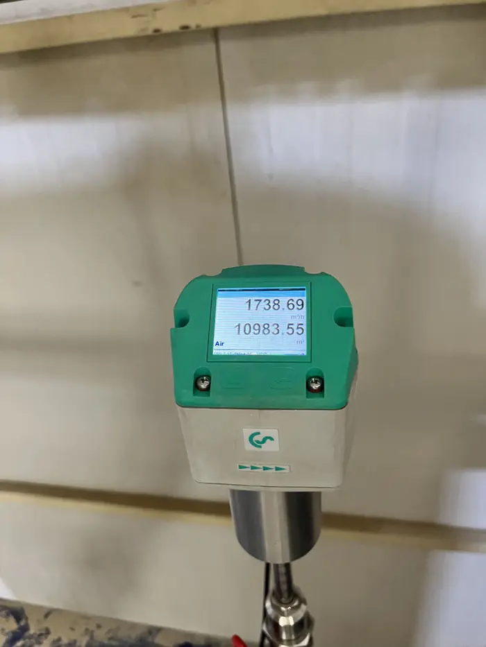 Debimetre ekranında anlık debi ve toplam hacim değerleri